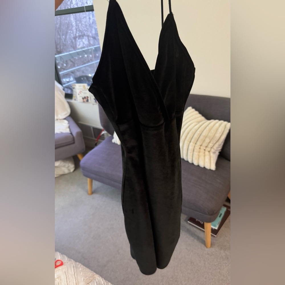 V neck bodycon black velvet dress